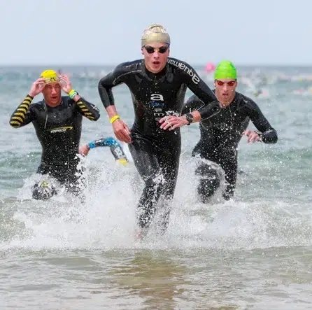 Affiche personnalisée de triathlon représentant la natation, le vélo et la course à pied d’un finisher