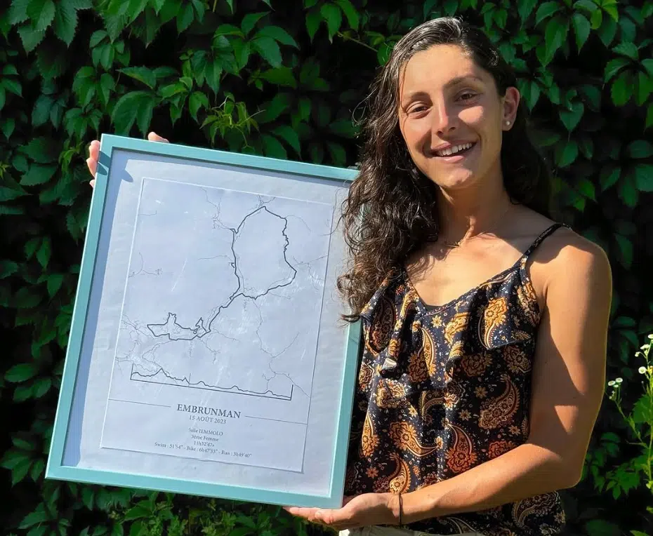 Affiche de course personnalisée accrochée dans un intérieur moderne avec décoration sportive