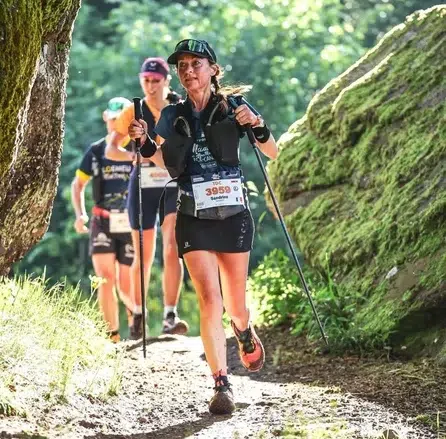 Affiche personnalisée d’un trail en montagne, retraçant le parcours et la performance du finisher